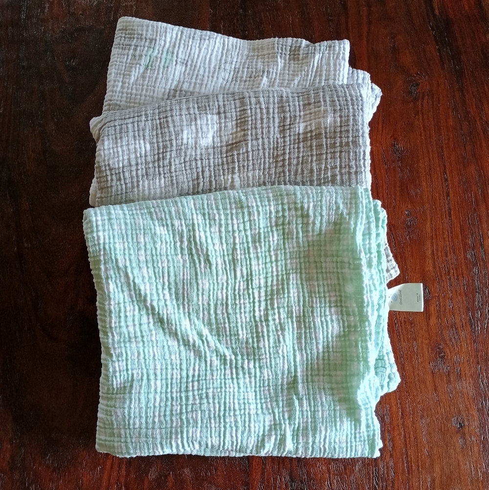 3 Cloud Island Muslin Blankets
